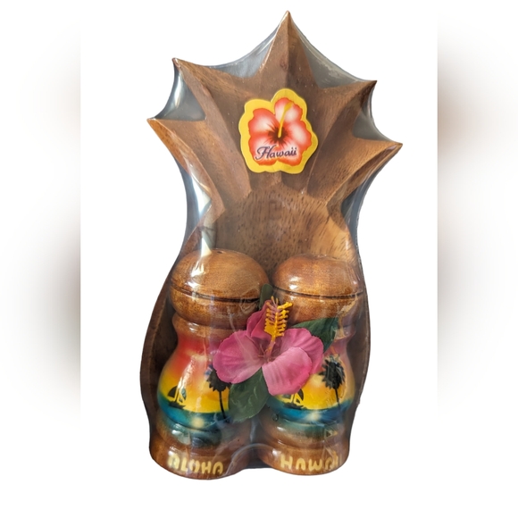 hawaiian Airbrushed salt and pepper shakers with pineapple dish - Picture 2 of 4